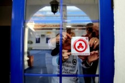 El Parque Innova de Arroyo de la Miel recibió ayer la insignia de la asociación ‘Juntos construimos la paz en Benalmádena’, un símbolo que representa la adhesión de este edificio municipal tanto al programa del colectivo como a sus objetivos. El concejal de Juventud y Nuevas Tecnologías, Rafael Obrero, agradeció esta distinción, “con la que renovamos el compromiso de todo el equipo adscrito a la delegación para seguir apoyando y difundiendo contenidos y valores sobre concordia, conciliación, acuerdo y unión entre los ciudadanos”. 