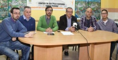 El primer teniente de alcalde y concejal de Bienestar Social y Tercera Edad Francisco Salido, ha presentado hoy el 'Taller de Nuevas Tecnologías' que se impartirá en el Centro Anica Torres, acompañado por el asesor de Tercera Edad Francisco Cañete, por el monitor de informática Pedro España y por los alumnos en prácticas del curso de Animación-Sociocultural del Centro Ben-Gabidol, Israel Sanchez y Elías Levi Caparros. 