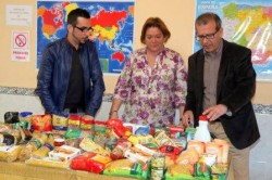 El primer teniente de alcalde y concejal de Bienestar Social, Francisco Salido, ha estado presente esta mañana en la entrega que ha hecho Pilar Oliva, presidenta de Aprobe, a Francisco Cañete, representante de la Asociación Comedor Social, de los alimentos recogidos en la II Marcha Solidaria organizada por dicha protectora el pasado domingo. En total, gracias a este evento se han recogido 150 kilos de comida no perecedera.