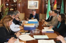 El portavoz del equipo de Gobierno del Ayuntamiento de Mijas, Mario Bravo, ha anunciado hoy que el Consistorio mandará cartas de pago a todos los contribuyentes que mantengan deudas pendientes con la administración, correspondientes a 2013 o a años anteriores. Se trata de una cuestión que se ha abordado en la Junta de Gobierno Local de hoy y con la que el ejecutivo pretende recordar las cantidades pendientes que los vecinos pudieran tener con el Ayuntamiento, y al mismo tiempo, facilitar el reintegro de las cantidades que adeudan.