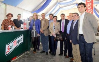 La alcaldesa, Paloma García Gálvez, ha inaugurado hoy la VI Feria del Marisco de Benalmádena, una iniciativa turística y gastronónima organizada por el Puerto Deportivo que se celebrará hasta el próximo domingo, 23 de marzo, en la explanada de aparcamientos del recinto marítimo y que tiene previsto recibir a más de 30.000 visitantes que podrán disfrutar de los mejores productos del mar a precios asequibles. Cerca de una decena de establecimientos locales participan en el evento