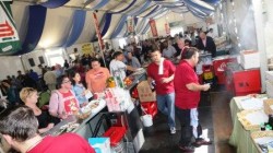 El Puerto Deportivo de Benalmádena ha realizado un balance de su sexta Feria del Marisco, que ha sido calificada por el Primer Teniente de Alcalde como “la más numerosa de las que hemos tenido constancia en nuestro puerto”. El edil ha mostrado su gran satisfacción junto al gerente del Puerto, José Manuel L. Merino, y han dado cifras que se acercan a las 35.000 personas.