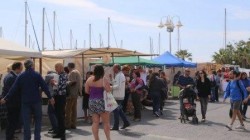 El gran número y calidad de los comercios ya existentes en el Puerto de Benalmádena se complementa desde ahora con el nuevo ‘Benalmádena Marina Market’, que abrió sus puertas el sábado pasado con una gran acogida por parte de los visitantes. Este nuevo espacio comercial viene a ampliar el espacio de comercio en el que se dieron cita productos artesanales de primera línea y de muy variada clase como decoración, moda, complementos y otros, y que se va a celebrar, si el tiempo no lo impide, todos los sábados del año.