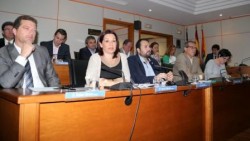 La Corporación municipal del Ayuntamiento de Benalmádena ha aprobado hoy en el pleno ordinario una moción institucional para conceder el nombre del expresidente del Gobierno Adolfo Suárez a la plaza de Pueblosol.