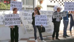 Varios vecinos de la urbanización Torremuelle se han concentrado desde primera hora de la mañana a las puertas del Ayuntamiento de la localidad costasoleña para hacer público su rechazo a la apropiación indebida que, según denuncia, está llevando a cabo un vecino del entorno quien está haciendo uso del entorno