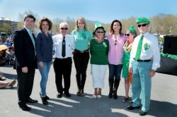 La alcaldesa de Benalmádena, Paloma García Gálvez, ha presidido hoy la celebración del Día de San Patricio, la mayor fiesta nacional de Irlanda y la más popular en el panorama internacional. Más de un millar de personas, en su mayoría residentes extranjeros, han participado en la festividad popular, que ha rendido homenaje a la historia de ese país y que ha dado comienzo a las 12:00 horas en la Iglesia Inmaculada Concepción de Arroyo de la Miel, con una solemne misa en homenaje al santo patrón irlandés. 