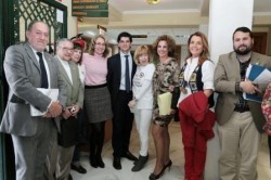 La alcaldesa, Paloma García Gálvez, ha presidido hoy el acto de colocación en el Ayuntamiento del símbolo de la Asociación ‘Juntos Construimos la Paz en Benalmádena’, perteneciente al Comité Bandera Internacional de la Paz. Un emblema que tiene como principal objetivo reconocer el trabajo que ha realizado el Consistorio a favor de impulsar los valores de paz, respeto y tolerancia en el municipio, así como también destacar el apoyo que ha prestado al colectivo.