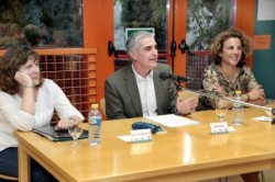 La Biblioteca Pública de Arroyo de la Miel se sumó el pasado viernes a la conmemoración del Día Internacional de la Poesía y lo hizo con un encuentro con el poeta malagueño José Sarriá, organizado por la Delegación de Cultura del Ayuntamiento de Benalmádena en colaboración con la Asociación Amigos de la Poesía. La jornada, aprobada por la UNESCO en el año 2001, se celebra cada 21 de marzo con el propósito de impulsar este género literario literario.