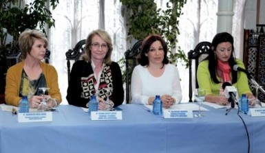 La alcaldesa de Benalmádena, Paloma García Gálvez, ha presidido hoy el acto institucional con motivo del Día Internacional de la Mujer, que se conmemoró el pasado 8 de marzo. El evento, que como cada año ha tenido lugar en el emblemático Castillo El Bil-Bil, ha sido organizado por la Delegación de Igualdad, con la colaboración de la Asociación de Mujeres de Arroyo de la Miel-Benalmádena y la Asociación de Comerciantes y Empresarios de Benalmádena (ACEB).