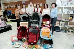 La empresa local Babyboom Factory ha donado un lote de artículos de bebé a la organización ‘Canastillas Sin Fronteras’, un colectivo integrado por personal de enfermería de la Unidad de Neonatología del Hospital Materno Infantil de Málaga. El lote -compuesto por cuatro carritos de bebé, un capazo, un portabebé, una hamaca, biberones, peluches y libros infantiles- se entregará a las familias más necesitadas con menores ingresados en el centro hospitalario.