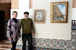 La concejala de Cultura del Ayuntamiento de Benalmádena, Yolanda Peña, ha visitado hoy la muestra de pintura del artista iraní afincado en el municipio Boz Vakhshori, que presenta sus trabajos en el Castillo El Bil-Bil. La exposición está compuesta por un total de 37 obras pictóricas en las que el artista utiliza diferentes técnicas y estilos y en la que se pueden contemplar temáticas variadas que incluyen paisajes y retratos de músicos y autores literarios de reconocido prestigio, así como piezas abstractas.