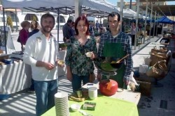 La Feria Ecológica de Benalmádena, impulsada por la Concejalía de Comercio con la colaboración de la Asociación Guadalhorce Ecológico, celebró el pasado domingo una nueva edición que tuvo además como atractivos la degustación de arroz con verduras y la celebración de un sorteo de una cesta de productos donados por los distintos puestos.