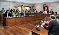 El Ayuntamiento de Benalmádena ha dado el visto bueno hoy en pleno a la aprobación inicial de los presupuestos municipales para 2014, unas cuentas equilibradas, que se adaptan a la realidad y que apuestan fundamentalmente por la estabilidad laboral, las políticas sociales y la empleabilidad. Así lo ha explicado la alcaldesa, Paloma García Gálvez, que ha resaltado que los presupuestos para el presente ejercicio reflejan que la máxima prioridad para el Gobierno municipal son los vecinos.