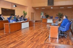  El Pleno del Ayuntamiento de Fuengirola ha aprobado por unanimidad una moción del equipo de gobierno en la que se insta al Gobierno Central a flexibilizar las condiciones establecidas para la devolución del crédito del primer Plan de Pago a Proveedores, al que se acogió el Consistorio en el año 2012. La intención que se persigue con esta petición es que se aumente el plazo de carencia, de amortización y se rebaje a su vez el interés que estaba previsto inicialmente. 
