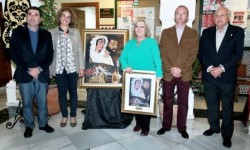 La Hermandad Sacramental de Nuestro Padre Jesús Nazareno, del Santísimo Sepulcro y Resucitado, María Santísima de las Lágrimas y de la Cruz presentó ayer el cartel anunciador de sus salidas procesionales durante la Semana Santa. Cerca de un centenar de personas asistieron al acto, que tuvo lugar en el patio central del Ayuntamiento de Benalmádena
