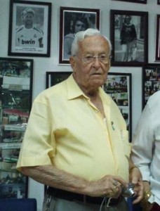 El presidente de la Asociación ¿Yo? ¡Producto Andaluz! y del Liceo Blas Infante Torremolinos, Bartolomé Florido, ha querido expresar hoy públicamente su “profundo pesar” por la desaparición de Ramón Manuel González Roldán, que falleció ayer miércoles en Málaga y que será enterrado hoy en Doña Mencía, Córdoba.
