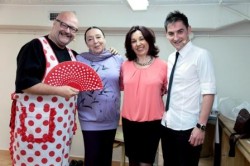 Más de 300 personas se dieron cita ayer en la Sala Fortuna del Hotel Torrequebrada para disfrutar de la exitosa representación teatral ‘Dos hombres y medio sin punto com...ni ná’, en una función solidaria cuya recaudación se destinará íntegramente a la Asociación Española Contra el Cáncer (AECC).