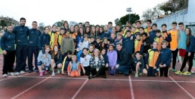La alcaldesa de Benalmádena, Paloma García Gálvez, asistió el pasado viernes a una de las sesiones de entrenamiento de los alumnos de la Escuela Municipal de Atletismo, una de las más numerosas de la provincia de Málaga, compuesta por más de un centenar de alumnos, con edades comprendidas entre los 5 y los 17 años, y desarrollada conjuntamente por el Patronato Deportivo Municipal (PDM) y el Club de Atletismo ‘Unión Atlética Benalmádena’.