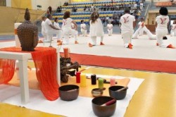 Más de un centenar de personas participaron ayer en la X Jornada de Yoga de Benalmádena ‘Dana, Planeta Tierra’, que acogió el Polideportivo Municipal de Arroyo de la Miel y que tuvo como principal objetivo informar tanto a los benalmadenses como a los visitantes sobre los beneficios que aportan las técnicas del hatha yoga tanto para la salud física como mental.