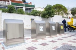 El Ayuntamiento de Torremolinos, en la recta final de la segunda fase del proyecto de implantación de las llamadas “islas ecológicas” en el municipio, pondrá en marcha durante el día de hoy y mañana otras seis nuevas instalaciones de este tipo en las calles Jamaica, Avenida del Carmelo, Argentina, Loma de los Riscos y Pablo Iglesias, vía ésta en la que se han instalado dos.