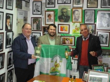 Olea, que ha visitado la exposición permanente del centro y ha firmado en el Libro de Honor