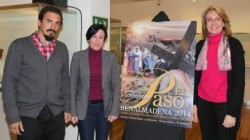 La alcaldesa de Benalmádena, Paloma García Gálvez, presidió en la tarde de ayer la presentación del cartel de ‘El Paso’, la celebración más singular y antigua de la ciudad, en la que más de un centenar de vecinos se convierten en actores para recrear la Pasión y Muerte de Jesús. La regidora estuvo acompañada por la concejala de festejos, Concepción Tejada, y por otros miembros del Gobierno municipal