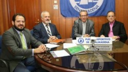 La empresa Puerto Deportivo de Benalmádena ha puesto en marcha recientemente un centro de estudios especializado en la náutica profesional, donde se llevan a cabo cursos de formación bajo el acuerdo de colaboración con la Escuela de formación Torcal. El primer teniente de alcalde y concejal de Puerto, Francisco Salido, dio información detallada de esta importante iniciativa acompañado por el gerente de la empresa gestora, José Manuel L. Merino, y del máximo responsable por parte de la Fundación Torcal, Miguel Aldana.
