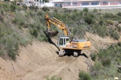 El concejal de Áreas Rurales, Cristóbal González, ha visitado hoy la parte alta de la urbanización Calahonda para comprobar la marcha de los trabajos de creación de un camino cortafuegos en una zona de influencia forestal. Se trata de una actuación que pretende evitar que las llamas de un posible incendio lleguen hasta las viviendas de la zona, como ocurrió en el siniestro de 2012.