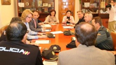La alcaldesa de Benalmádena, Paloma García Gálvez, ha propuesto hoy a la Subdelegación del Gobierno en Málaga la creación de patrullas mixtas, conformadas por agentes de la Policía Local y de la Policía Nacional, para reforzar la vigilancia en el paseo marítimo del municipio durante los meses de verano. 