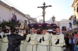 Benalmádena ha vivido con gran intensidad y devoción su Semana Santa, una de las más multitudinarias de los últimos años. Miles de vecinos y turistas se han volcado con la festividad religiosa y cultural, que se ha disfrutado con plenitud en las iglesias y en las céntricas calles y plazas de Arroyo de la Miel y del Pueblo y en la que las cuatro cofradías de pasión del municipio han demostrado su compromiso con la historia, la cultura y las tradiciones populares más arraigadas, ofreciendo a los miles de visitantes un espectáculo único y singular.