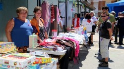  La alcaldesa de Benalmádena, Paloma García Gálvez, asistió el pasado viernes al II Rastrillo Solidario, que se celebró en la Plaza de la Mezquita de Arroyo de la Miel, un evento impulsado por la Delegación de Participación Ciudadana, en colaboración con la Diputación Provincial de Málaga.