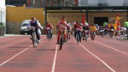 La alcaldesa de Benalmádena, Paloma García Gálvez, presidió ayer la salida de la Fiesta de la Bicicleta; un evento organizado por la Delegación de Deportes, a través del Patronato Deportivo Municipal, con la colaboración de más de un centenar de comerciantes y empresarios locales, que aportaron regalos, bicicletas y premios para repartirlos entre los participantes.