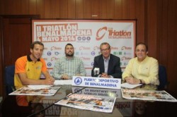  Por segundo año consecutivo se celebra en Benalmádena una de las pruebas deportivas que más han despertado la curiosidad y la expectación en nuestro municipio. Así lo ha declarado el primer teniente de alcalde y concejal del puerto, Francisco Salido, junto al Concejal de Deportes, Juan Olea, el gerente del puerto, José Manuel L. Merino y el representante del Club Triatlón Benalmádena, Fernando Ramos, quienes han informado sobre su celebración este próximo domingo día 4 de mayo, con salida y llegada en Puerto Marina.