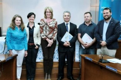 La alcaldesa, Paloma García Gálvez, ha presidido hoy el acto de adhesión de la Asociación de Empresarios Hoteleros de la Costa del Sol (Aehcos) al Pacto Local por el Empleo de Benalmádena, una sesión que ha reunido al consejo rector en el salón de plenos del Ayuntamiento para sellar el compromiso de la organización hotelera con la formación y el empleo en el municipio.