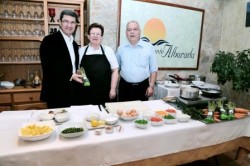 Más de medio centenar de residentes foráneos de distintas nacionalidades participaron en la tarde de ayer en una nueva edición del curso de cocina española para extranjeros organizado por el Restaurante Alborada de Arroyo de la Miel, en colaboración con la Delegación de Residentes Extranjeros del Ayuntamiento de Benalmádena. 