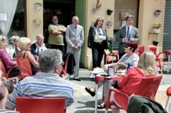  La alcaldesa de Benalmádena, Paloma García Gálvez, ha mantenido hoy un encuentro con residentes británicos afincados en el municipio, una reunión en la que se han dado cita cerca de medio centenar de personas y que, según ha explicado la regidora, se enmarca entre los contactos que de forma periódica la Concejalía de Extranjeros mantiene con los distintos colectivos foráneos que se dan cita en la ciudad.