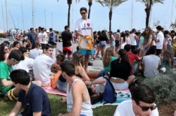 Cerca de 2.000 estudiantes portugueses disfrutan durante estos días de un periodo vacacional en Benalmádena. Un viaje que cuenta con una amplia programación de actividades culturales y de ocio, y que ayer se centró en el Puerto Deportivo, donde los turistas disfrutaron de una fiesta con música juvenil. Los visitantes, que como cada año eligen la Costa del Sol para disfrutar de una semana de vacaciones, han contado con un amplio dispositivo de seguridad, en el que colaboran agentes de la Policía Nacional y de la Policía de Seguridad Pública de Portugal.