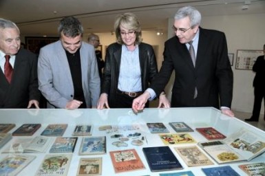 La alcaldesa de Benalmádena, Paloma García Gálvez, inauguró ayer la muestra ‘De la Escuela al Colegio’, Una amplia y curiosa colección de piezas y objetos, en excelente estado de conservación, que servirán de recorrido histórico por los distintos sistemas de educación pública entre 1900 y 1970 y que permanecerá abierta en el Centro de Exposiciones de Benalmádena Costa durante toda la temporada estival. 