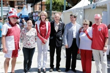  Más de un millar de personas, en su mayoría residentes británicos, celebraron el pasado sábado la festividad de San Jorge, Patrón de Inglaterra, que tuvo lugar en la plaza de la Mezquita de Arroyo de la Miel. La alcaldesa de Benalmádena, Paloma García Gálvez, asistió a la celebración, acompañada por el concejal de Residentes Extranjeros, Adolfo Fernández