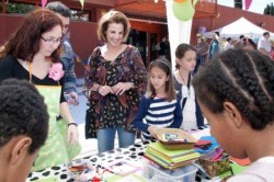 Los benalmadenses se volcaron el pasado sábado con ‘La Gran Fiesta de los Libros’, un evento celebrado en la Biblioteca Pública de Arroyo de la Miel y enmarcado en el amplio y variado programa de actividades para conmemorar el mes del libro, confeccionado por la Delegación de Cultura, a través de las bibliotecas públicas de Arroyo y del Pueblo. El evento, que tuvo como principal objetivo fomentar la lectura, se desarrolló desde las 11:00 hasta las 14:00 horas y se centró en homenajear el centenario de la primera edición de la obra ‘Platero y yo’.