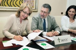 La alcaldesa de Benalmádena, Paloma García Gálvez, ha presidido hoy la firma de un convenio entre el Ayuntamiento y la Asociación Española Contra el Cáncer (AECC) centrado en la puesta en marcha de un programa para dejar de fumar dirigido a los trabajadores municipales. Un programa de 30 horas de duración, contempla servicios gratuitos de tratamiento especializados de tabaquismo.