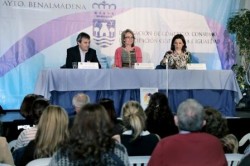 La alcaldesa de Benalmádena, Paloma García Gálvez, presidió el pasado viernes las I Jornadas sobre Mediación, que se celebraron en el Parque Innova de Arroyo de la Miel con un notable éxito de participación. Más de 120 personas se dieron cita en el evento, impulsado por la Delegación de Participación Ciudadana del Ayuntamiento de Benalmádena y que tuvo como principal objetivo profundizar sobre la práctica de este sistema de arbitraje. 