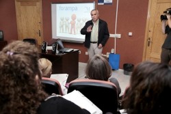 Una veintena de benalmadenses han participado hoy en un curso de formación para las Asociaciones de Madres y Padres (Ampas), que se ha celebrado en el Centro Municipal de Formación Permanente. Una iniciativa impulsada por la Delegación de Educación y Juventud de la Diputación Provincial de Málaga.