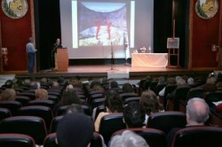 Casi un centenar de personas asistieron en la tarde de ayer a la jornada ‘La Paz y el Arte’, un evento celebrado en la Casa de la Cultura de Arroyo de la Miel y organizado por la asociación ‘Juntos Construimos la Paz en Benalmádena’, en colaboración con la Delegación de Cultura del Ayuntamiento benalmadense. El acto contó con la presencia de la concejala del área, Yolanda Peña, y de la delegada del colectivo en el municipio, Remedios Herrero.