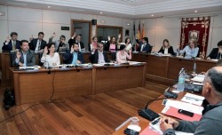 PSOE e IU han dejado constancia hoy públicamente de su falta de apoyo al proyecto de ampliación del Puerto Deportivo de Benalmádena. El Ayuntamiento ha aprobado en pleno una moción para requerir a la Junta que reconsidere su decisión de extinguir la concesión para el desarrollo de la marina benalmadense y que mantenga el diálogo, a través de la Consejería de Fomento y Vivienda y de la Agencia Pública de Puertos de Andalucía, con la Administración local. 