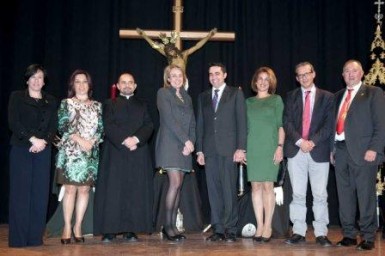  La alcaldesa de Benalmádena, Paloma García Gálvez, presidió el pasado viernes el Pregón de Semana Santa 2014 de la Hermandad de Nuestro Padre Jesús a la entrada en Jerusalén y María Santísima del Auxilio, Santísimo Cristo de la Redención y María Santísima de los Dolores. Más de 200 benalmadenses se dieron cita en la Casa de la Cultura de Arroyo de la Miel para arropar el acto, que fue presentado por José Antonio Jiménez y que contó con la actuación de la Banda de Cornetas y Tambores de las Fusionadas de Málaga 