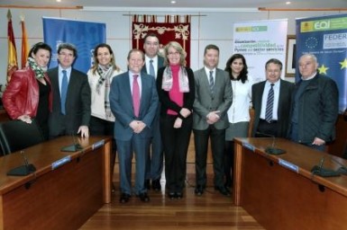  La alcaldesa de Bernalmádena, Paloma García Gálvez, y el secretario general de la Escuela de Organización Industrial (EOI), José Ramón Álvarez, han presentado hoy en el Ayuntamiento el ‘Plan de dinamización y mejora de la competitividad de las pymes del sector servicios” del municipio, un proyecto que se pondrá en marcha este mes de abril y que cuenta con un presupuesto de 200.000 euros, cofinanciados en un 80 por ciento por la escuela dependiente del Ministerio de Industria, Energía y Turismo, a través de fondos FEDER.