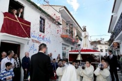 Benalmádena Pueblo vivió ayer una de las procesiones más singulares de la Semana Santa en el municipio, la del Cautivo Infantil, protagonizada por niños. Centenares de menores, ataviados bien como hombres de tronos, con túnicas de nazarenos, mantillas o de representantes de las fuerzas y cuerpos de seguridad, participaron en la procesión, que se ha consolidado como uno de los principales reclamos del Lunes Santo.