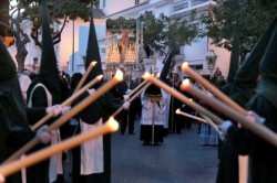 Tras alcanzar el ecuador de la Semana Santa, los benalmadenses se preparan para vivir con intensidad los últimos días grandes de la Semana Santa participando en las procesiones y acompañando en su recorrido por las calles de Arroyo de la Miel y Benalmádena Pueblo a los cofrades de las distintas hermandades del municipio que saldrán a la calle entre el Jueves Santo y el Domingo de Resurrección para rendir culto y mostrar su devoción a los titulares. 