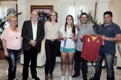 La alcaldesa, Paloma García Gálvez, ha recibido hoy en el Ayuntamiento a la joven benalmadense Silvia Mérida, integrante de la selección española femenina de fútbol que recientemente se ha proclamado subcampeona del mundo en Costa Rica. Un gran éxito del pujante fútbol femenino español, modalidad deportiva en la que destaca la central del Atlético Benamiel